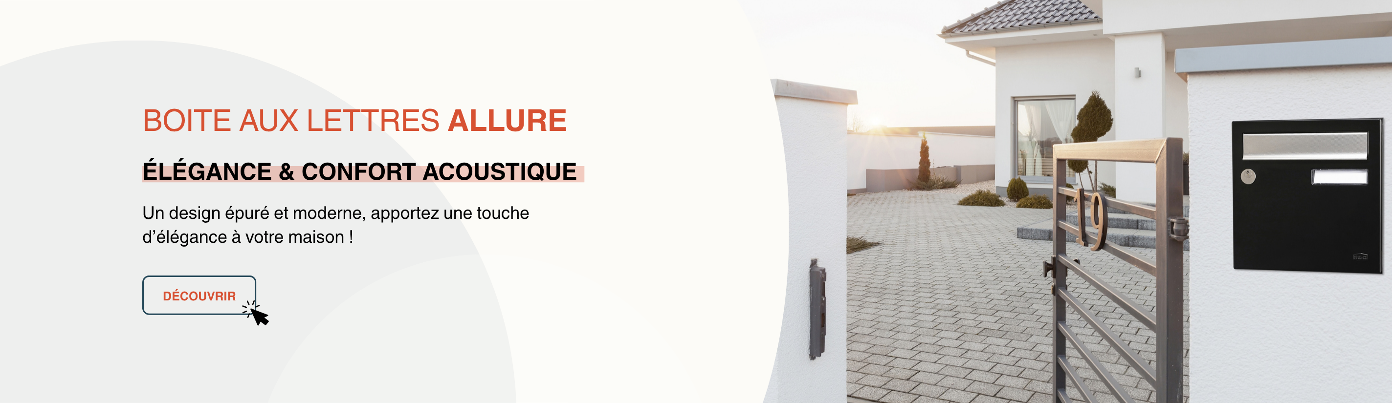 Boîte aux lettres Allure noire sur un pilier blanc, à côté d'un portail