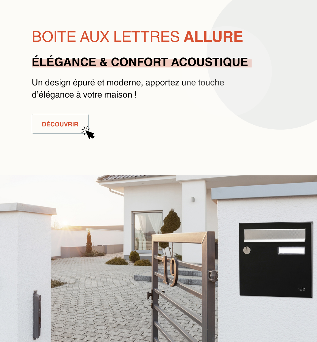 Boîte aux lettres Allure noire sur un pilier blanc, à côté d'un portail